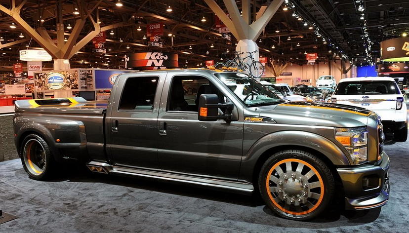 真皮做工,印有品牌标志,rockford fosgate音响系统以及车载的计算机