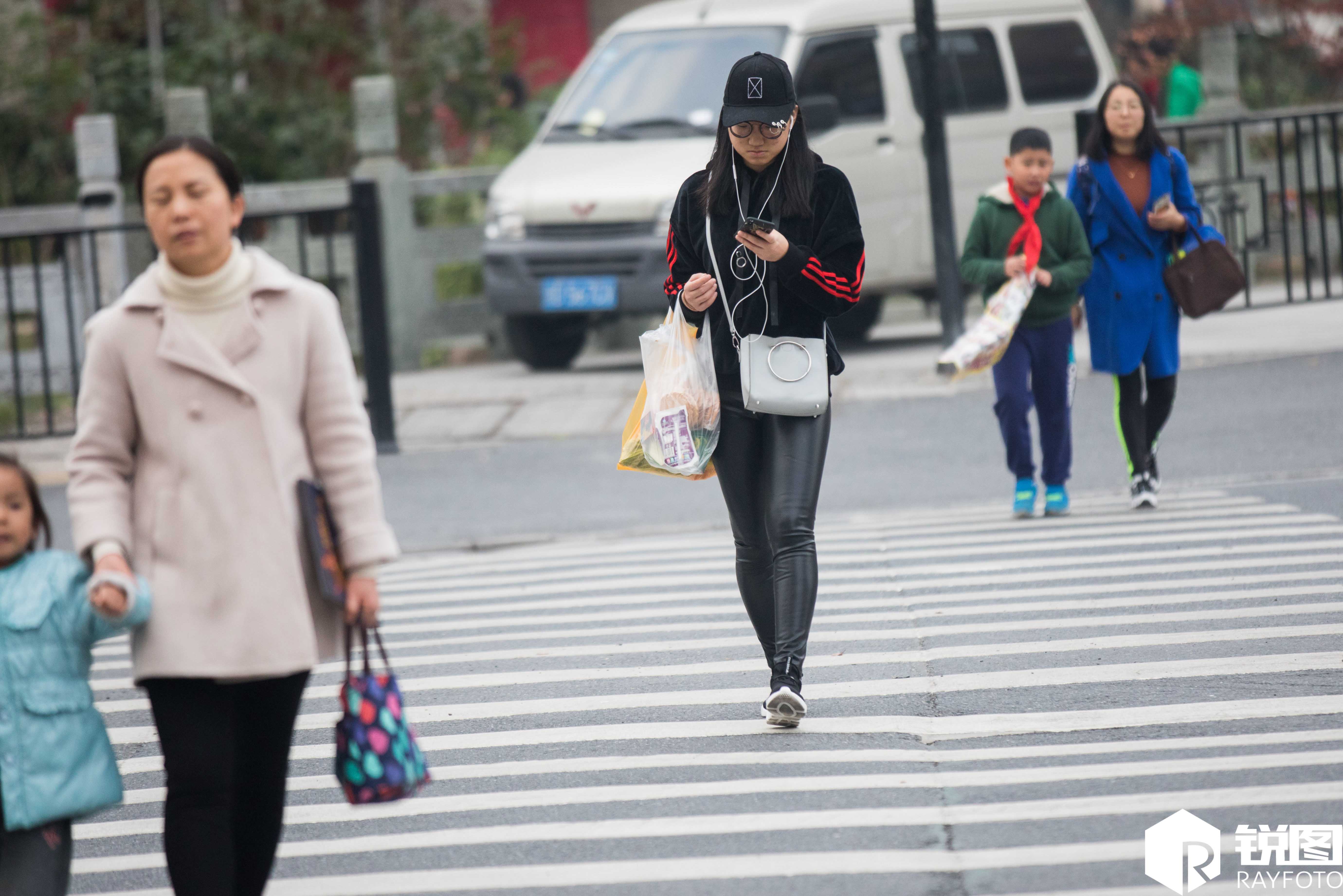 中国人到底有多爱手机"低头族"们过马路都在玩手机