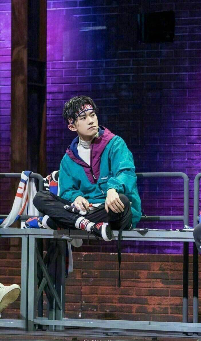 易烊千玺盘腿式坐姿霸气十足 抱腿甜笑呆萌可爱