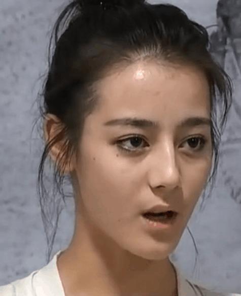 迪丽热巴素颜照曝光!前几张还可以,最后一张满脸油光?