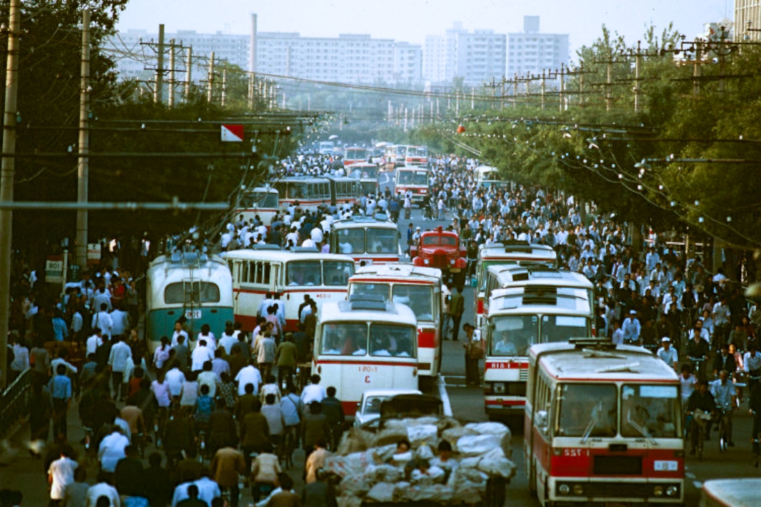 图为上个世纪八十年代,北京大街上骑着自行车下班的市民,场面非常的