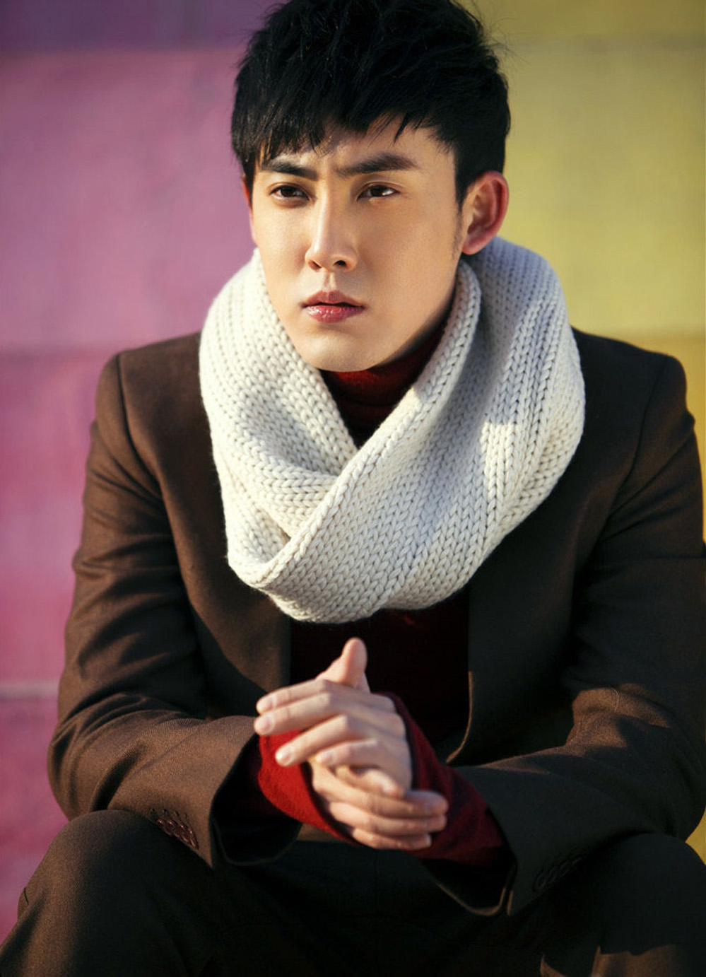 《隋唐英雄》中的冷面寒枪俏罗成,换上西装一样帅得惊天动地