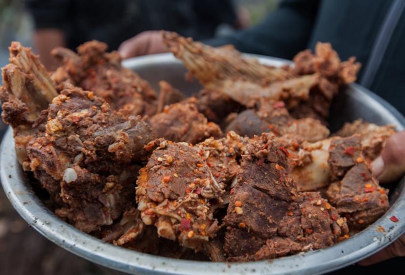 坨坨肉是彝族人逢年过节招待贵客的招牌菜,肥而不腻,口感细嫩!