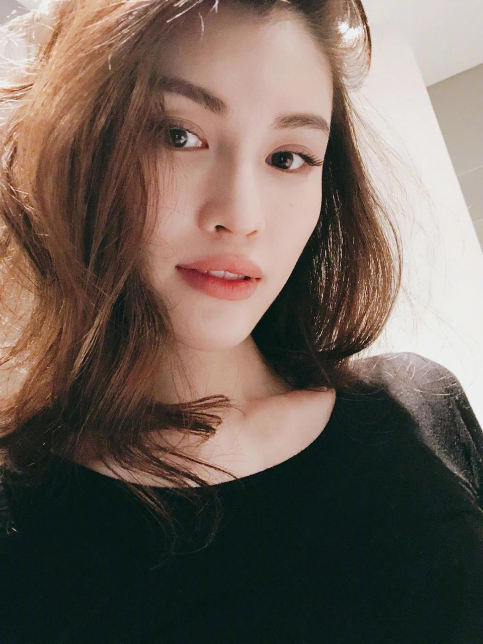 超模何穗素颜吃饭被服务员鄙视颜值:就那样,超委屈.网友:大实话