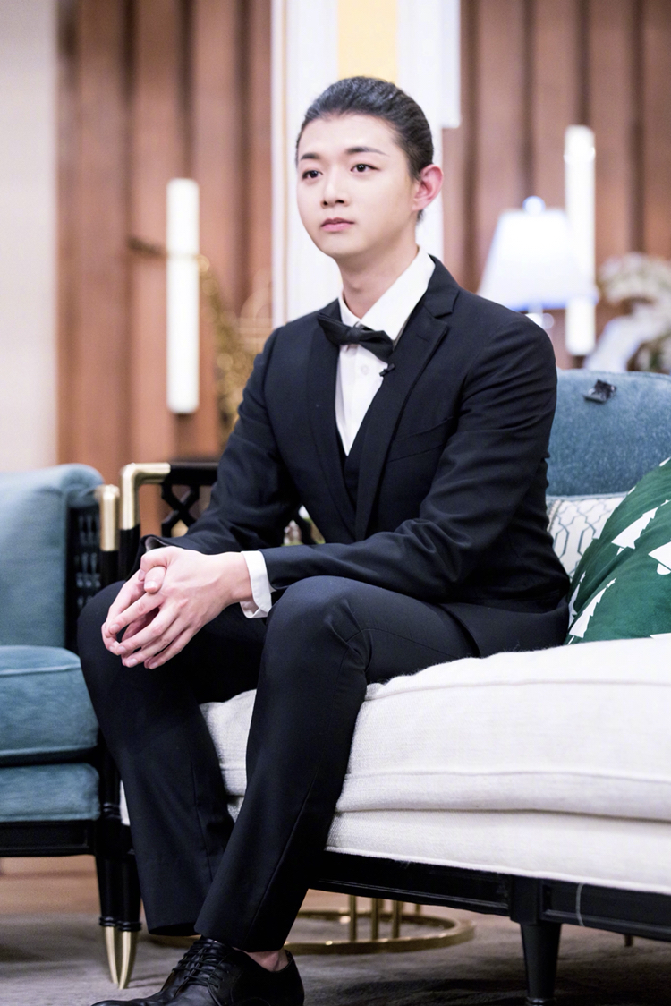 本周《歌手》霍尊不仅放出绝招《卷珠帘》,还在场上大玩西装杀!