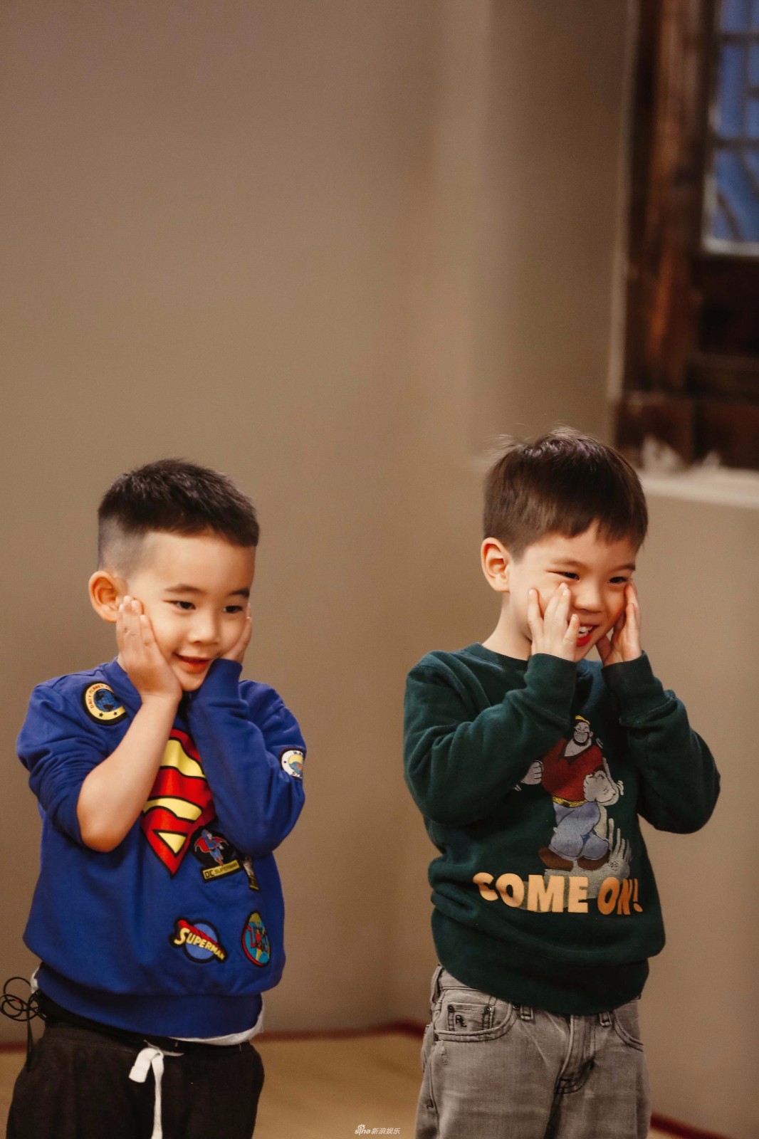 嗯哼jasper表情神同步萌趣有爱 哥俩儿好到"咬耳朵"