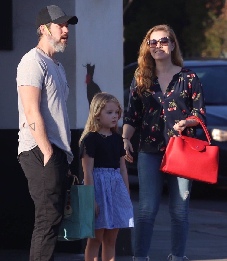 amy adams与丈夫外出享受家庭日,网友:女儿好像芭比娃娃