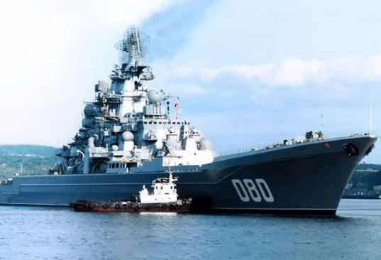 据悉,领袖级万吨驱逐舰是由俄罗斯北方设计局研制的新一代大型驱逐