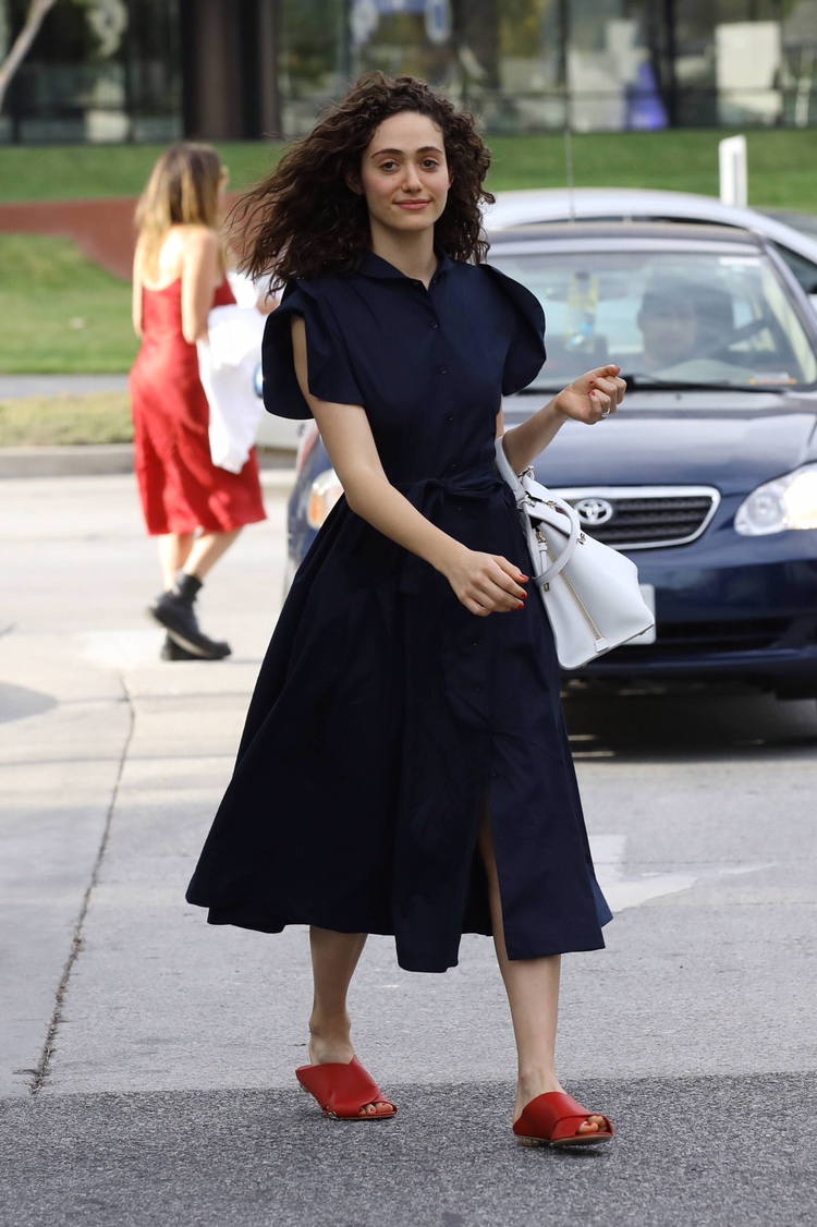 emmy rossum外出用餐笑容甜美,打扮低调亲和力十足