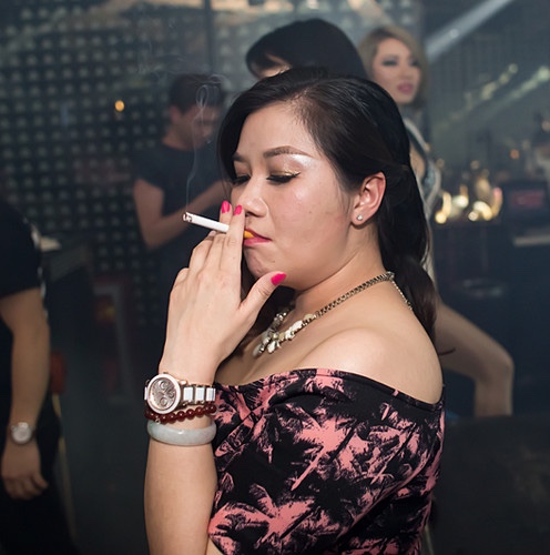 直击中国抽烟女性,过半属于高学历