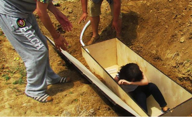 女大学生们躺倒棺材里体验活埋,半个小时就吓得尿裤子!