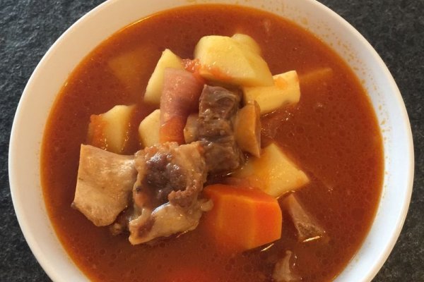 番茄牛骨汤,番茄滋阴,同时也不会滋腻惹湿,跟牛骨相搭,既清又散,是不