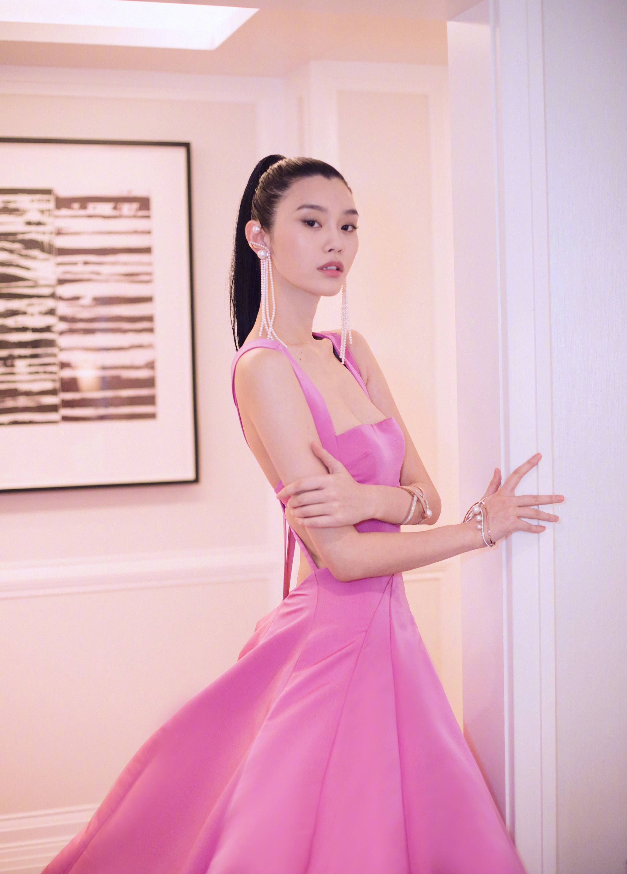 中国超模line亮相metegala红毯,刘雯吊打了奚梦瑶?