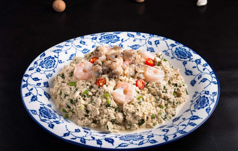 加入了海参,蛤蜊等的海鲜小豆腐,配上金黄的葱油饼子风味更佳