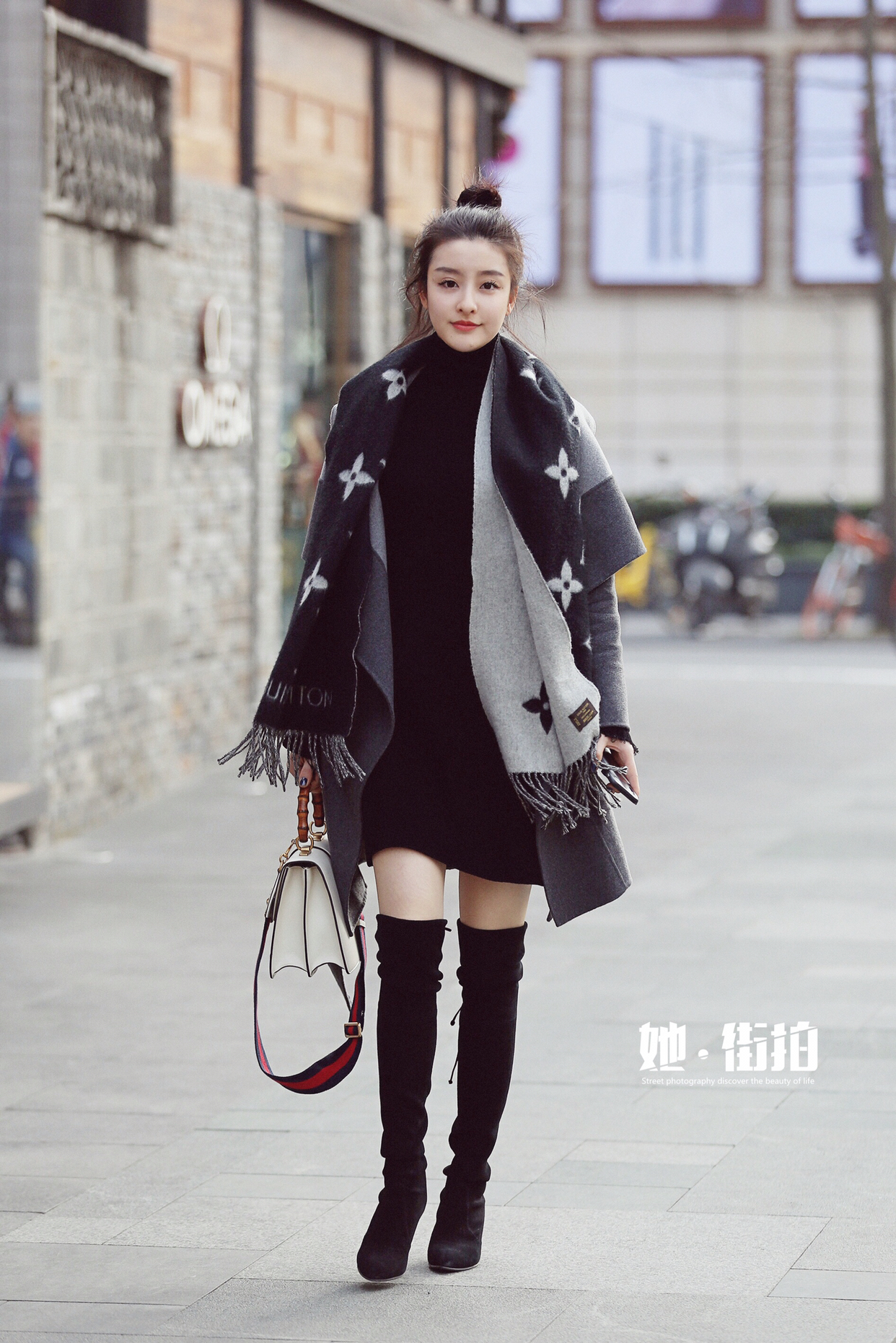 成都街拍:呢子长外套 过膝高筒靴,知性干练显气质