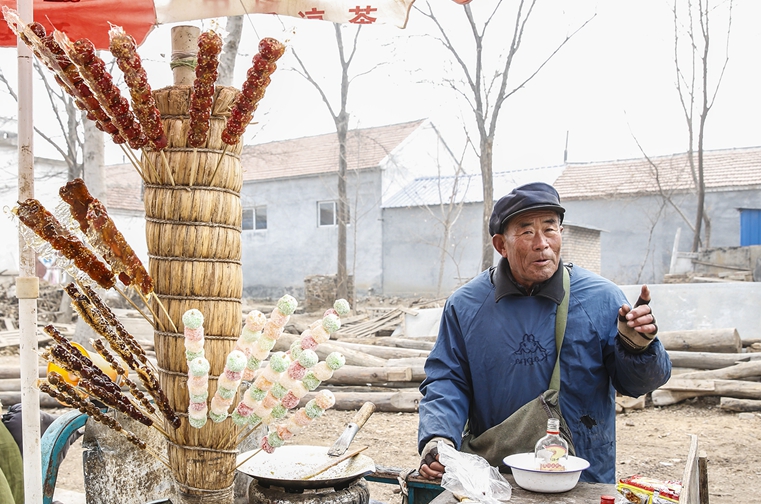 80歲農村老爺爺大集上賣糖葫蘆,喝酒驅寒,泡麵當午餐,好心酸!