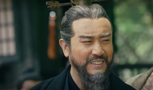 面对搜查出的大臣私通袁绍信件,曹操轻蔑一笑,了然于心.