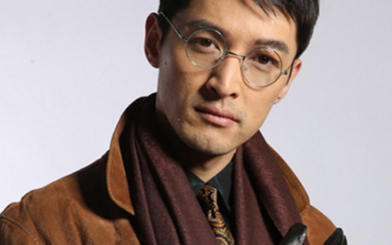 中国男歌手戴眼镜图片