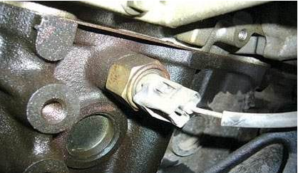汽车发动机上的爆震传感器是干什么用的?