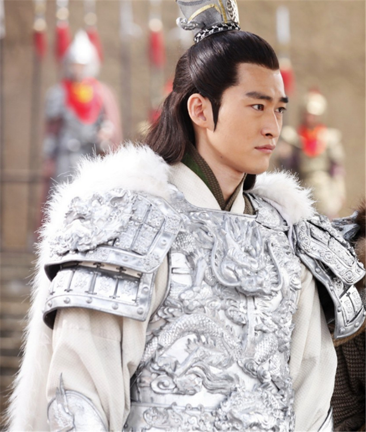 男星一身铠甲穿上更显得的威武霸气,张翰垫底,他最帅!