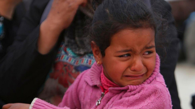 一名伊拉克小女孩与同村的邻居逃难出来,但她的父母没有逃出来