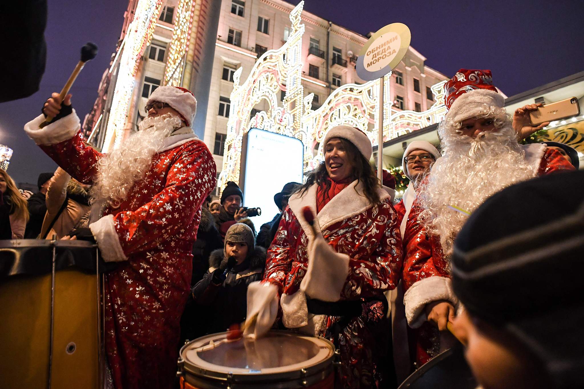 战斗民族来袭:俄罗斯民众扮圣诞老人游行迎新年