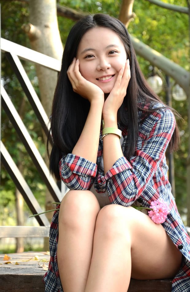 美女苏夏大胆裸露香肩狐