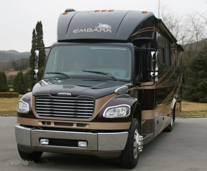 成龙的豪华房车,助理开去加油花2千!车头一个字比身份证都好使