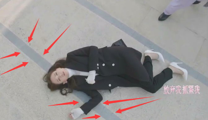 陈乔恩在病院晕倒,留意她头下是地上的横线