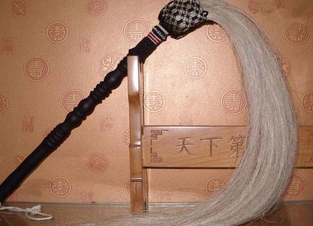 在武当派武功中,有很多奇门刀兵,布掸子便是此中一种,俗语说:"手拿布