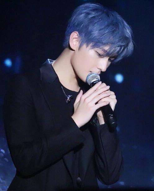 王俊凯&杨洋舞台上都染了蓝紫色的头发,哪个更帅呢?