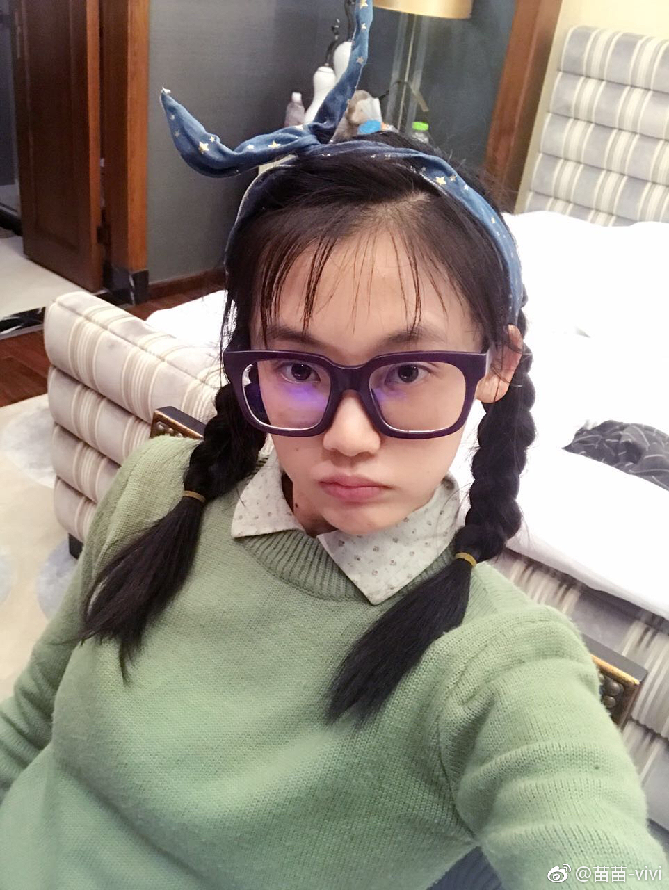 芳华女主角苗苗合影郑恺,秒变迷妹脸,爆料喜欢他多年