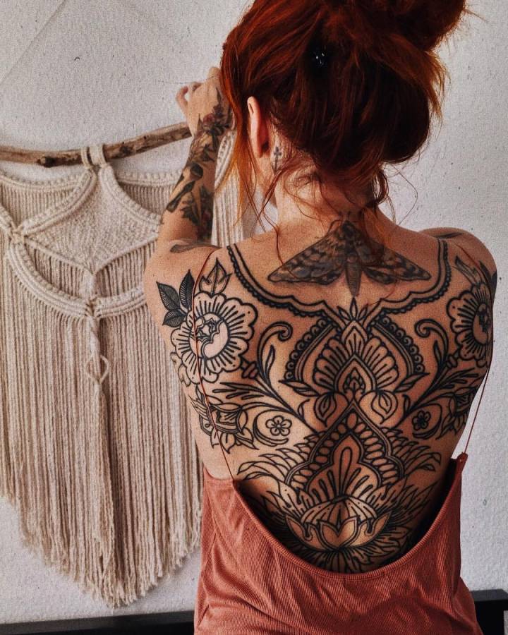 很有异域风情的女生满背纹身图案