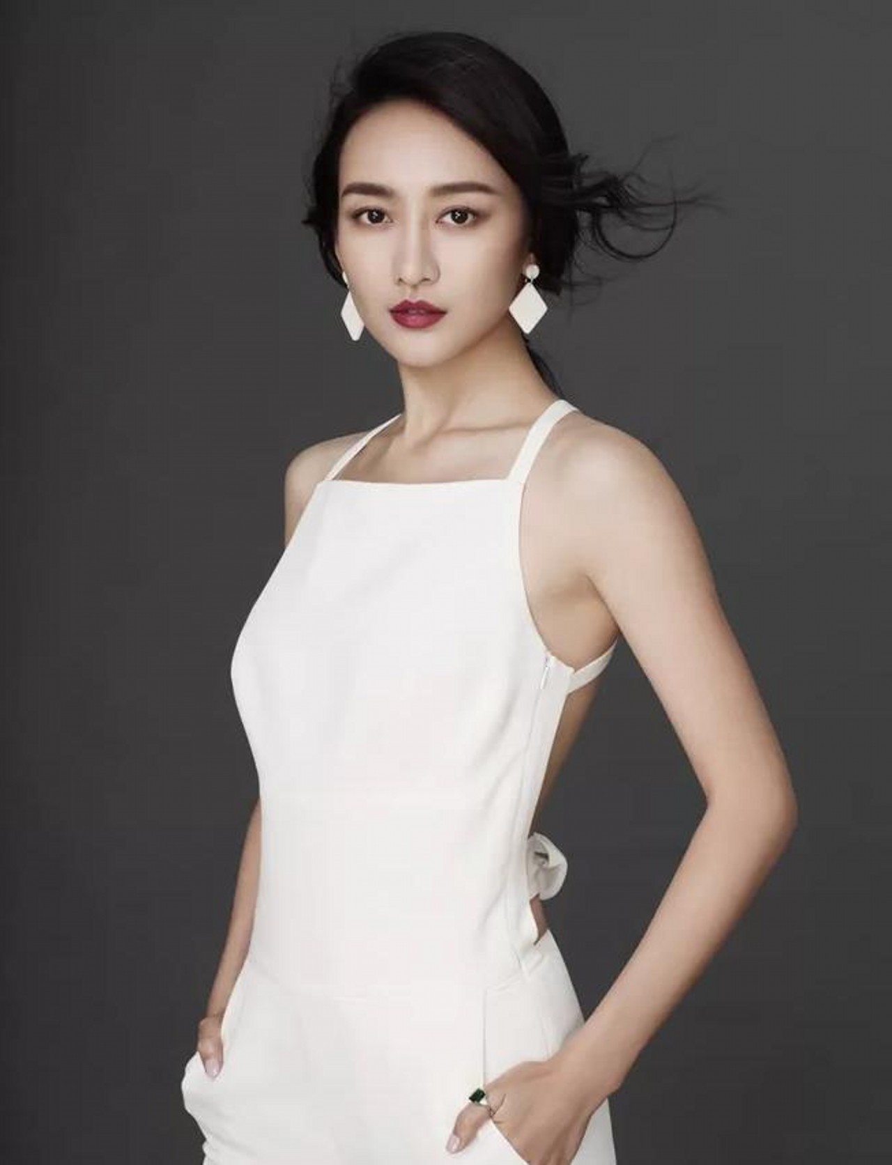 她在谍战大戏《伪装者》中出演反一号汪曼春