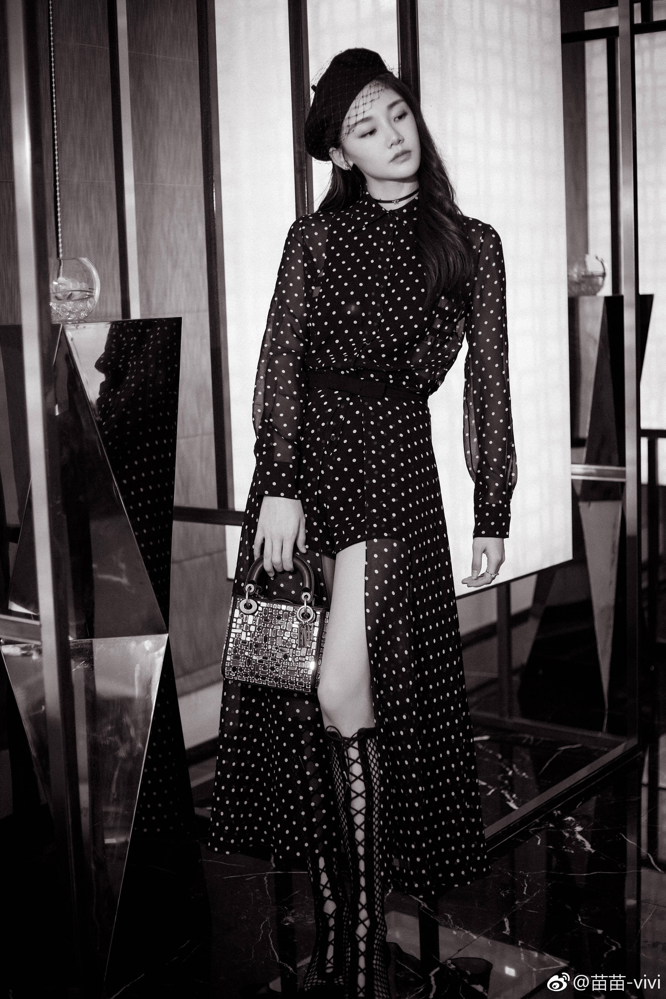 苗苗身穿透视装现身服装店,性感长腿格外抢镜!