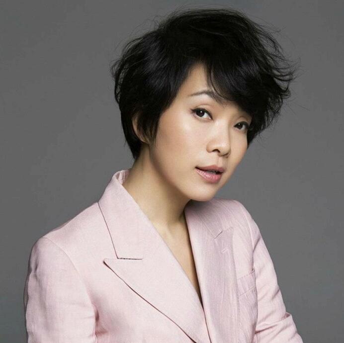 1993年推出首张专辑《相信你总会被会感动》,1994年