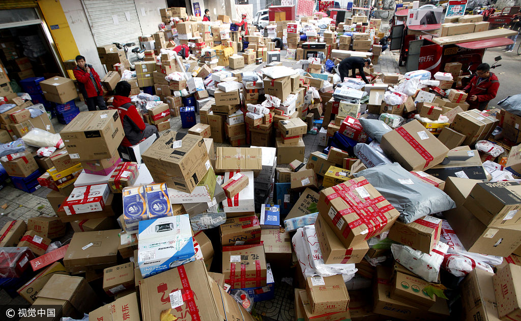 西安"双十一"快递高峰到来 物流仓库包裹堆成山