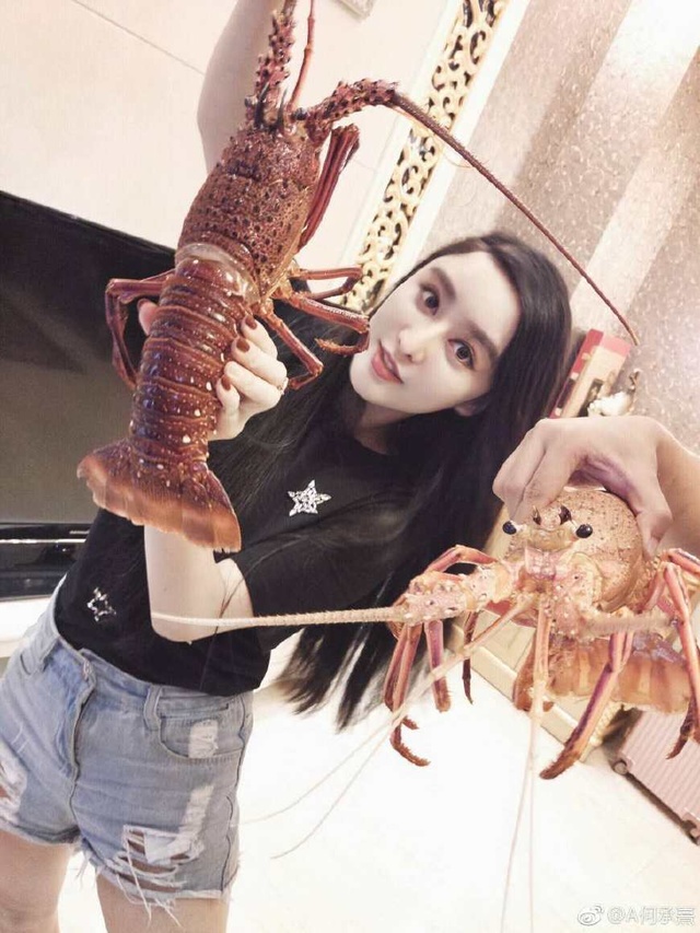 24岁翻版范冰冰何承熹挺孕肚秀恩爱,老公余小泉温情陪伴只为宝宝