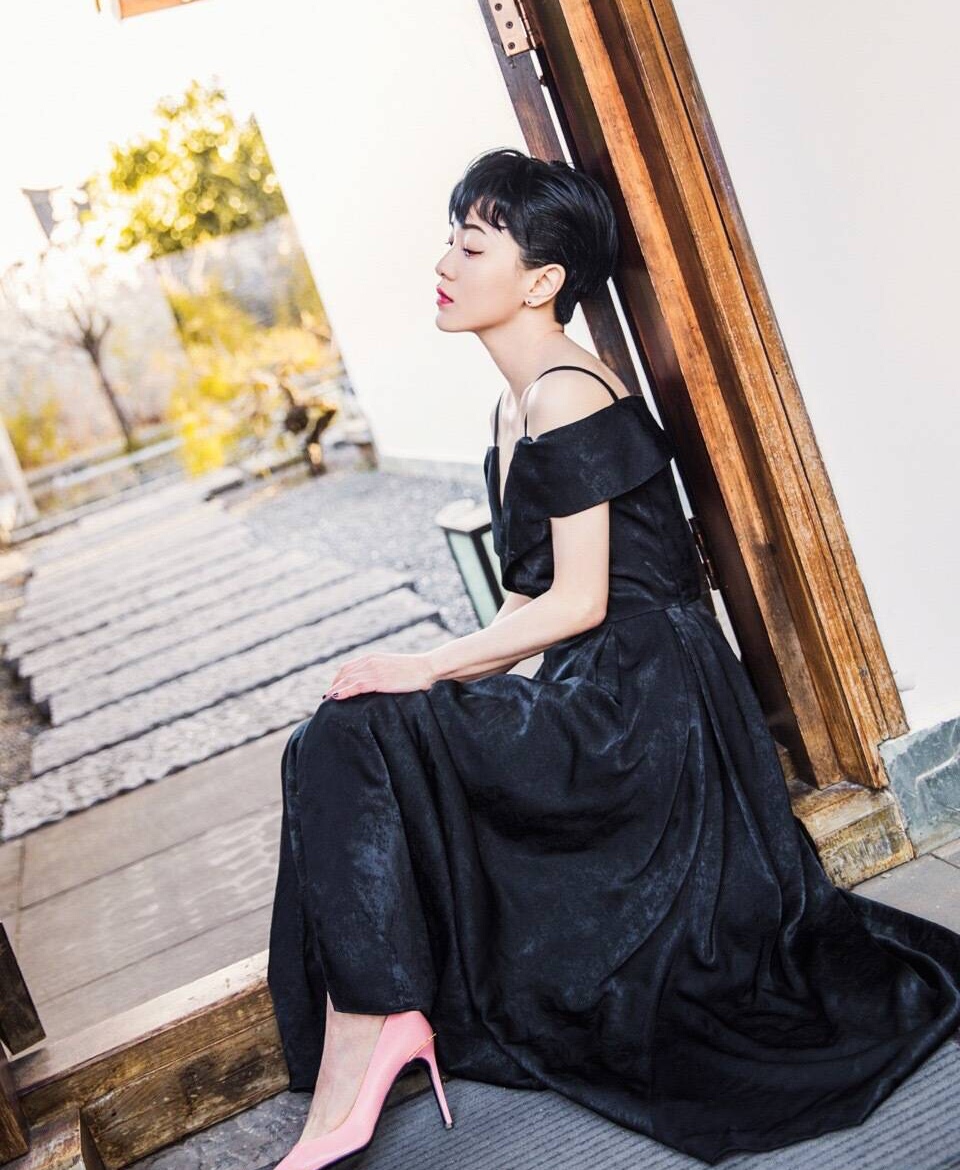 郭采洁粉色踩脚下,星空挂耳上,黑袍加身,流光溢彩