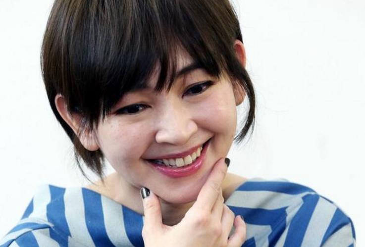 近日,台湾艺人蔡灿得亲临台湾一女子中学,为近千名女学生演讲,分享她