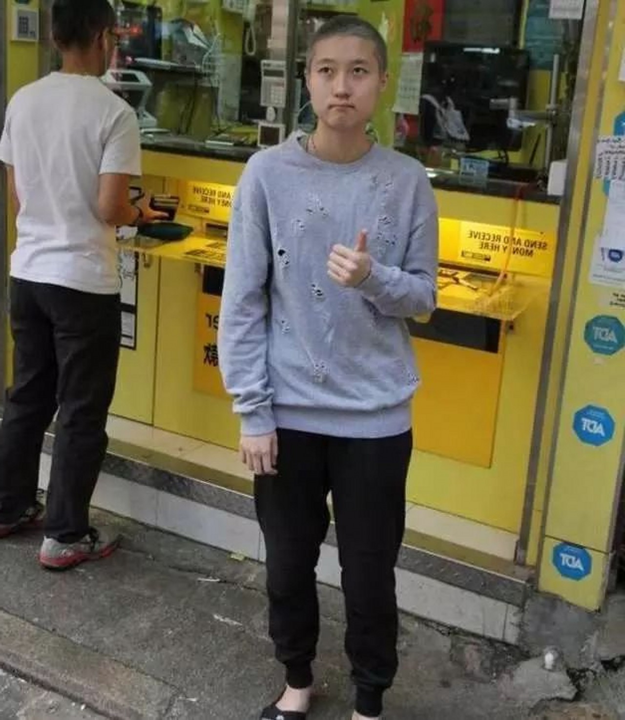 吴卓林的"女朋友"其实是一位加拿大网红,名叫andi,以前当过幼儿园教师