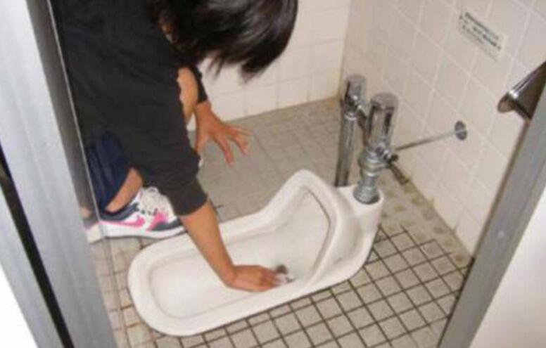 在岛国学校,竟让学生光手光脚清洗厕所!