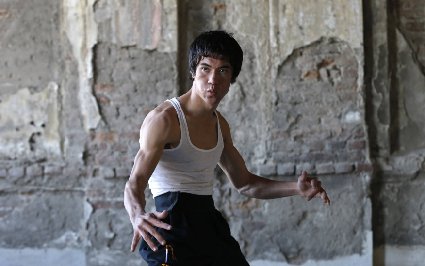 甄子丹,中国香港影视男演员,导演,武术指导,他既精幕后武指,又擅长猛