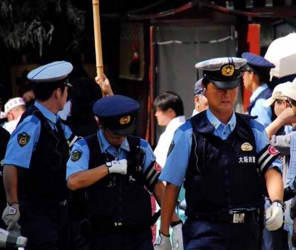 日本警察执勤一般都会骑着自行车,这样更加的零活,还不会占用车道.
