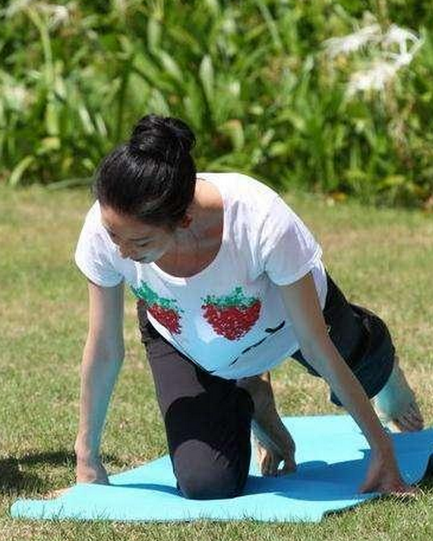近日网上曝出一组林志玲罕见练瑜伽照片,为了保持超级棒的身材,42岁的
