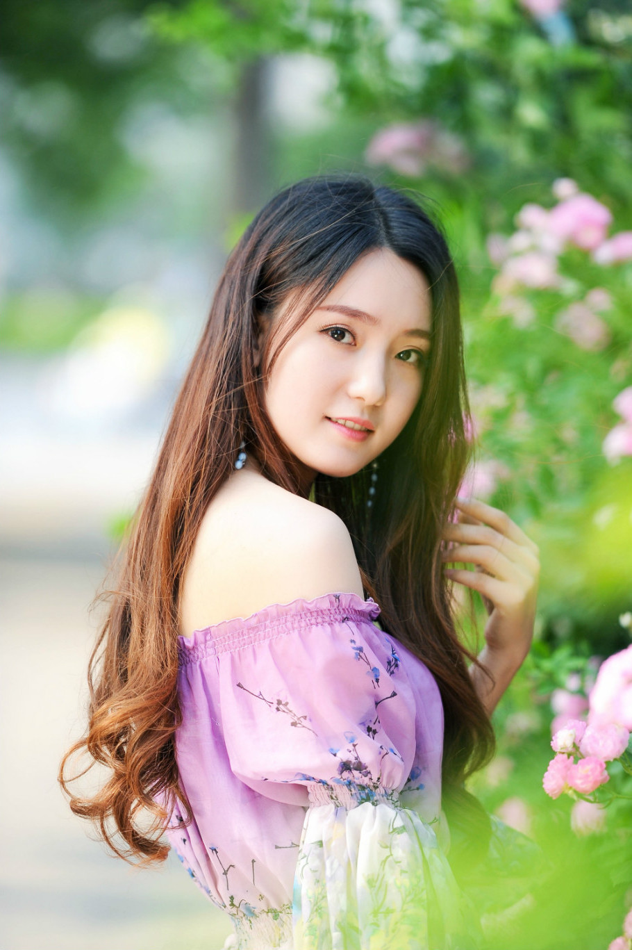 使人多看几眼的小家碧玉,长发裙装美女!