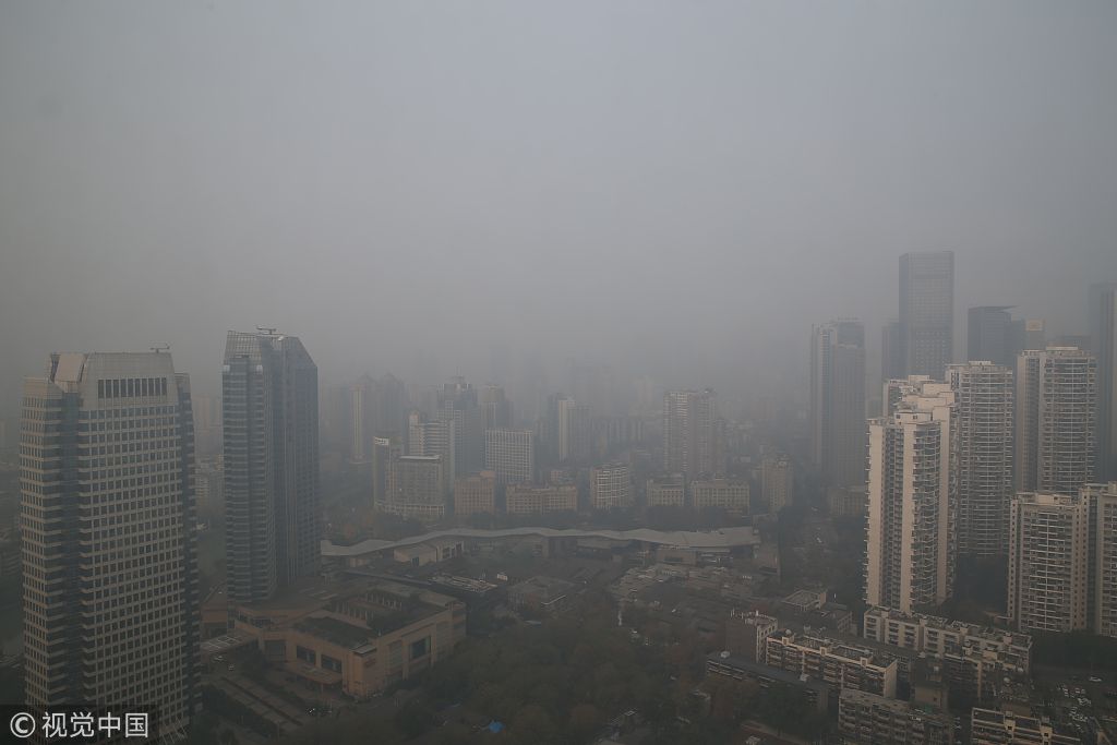 成都持续重度污染天气 建筑物在雾霾中若隐若现