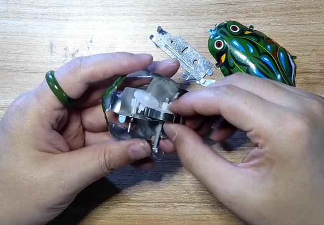 总结: 1,这只青蛙玩具结构比较简单,通过一个弹簧驱动青蛙弹跳
