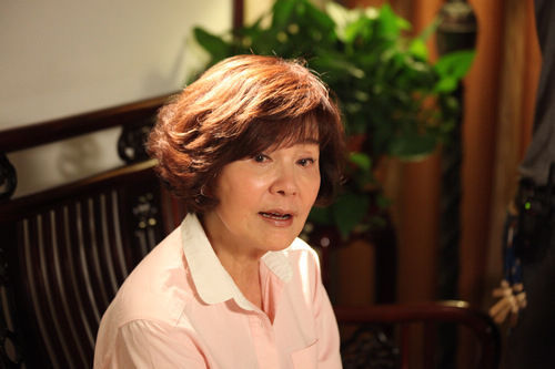 她是太后专业户,一生都在拍戏,但从不拍吻戏,今73岁开百万豪车