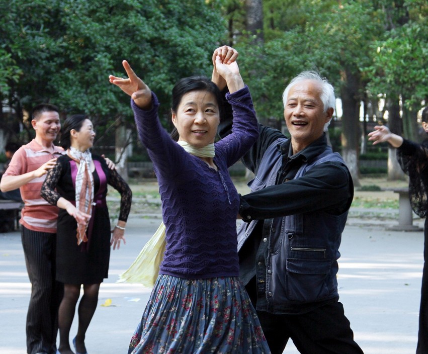 广场舞上那些大爷大妈的组合,内对看起来跳的更好呢